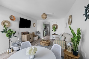 Smart TV, video games - Cozy-Chic Oceanfront Condo with Spectacular Views - Fall and Winter DISCOUNTS (Myrtle Beach)