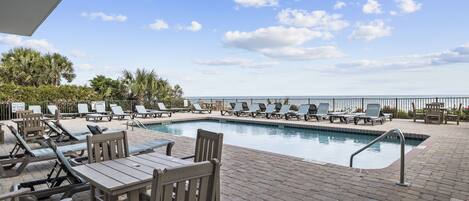 Inomhuspool och utomhuspool