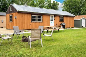 Outdoor dining - Badger Cabin w/ Lofts, Fireplace & WiFi (Buffalo City)