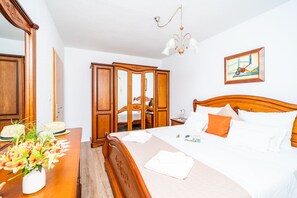 2 quartos, ferros/tábuas de passar roupa, Wi-Fi, roupa de cama