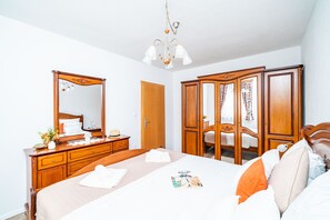 2 chambres, fer et planche à repasser, Wi-Fi, draps fournis