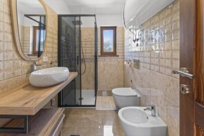 Badewanne, Haartrockner, Bidet, Handtücher