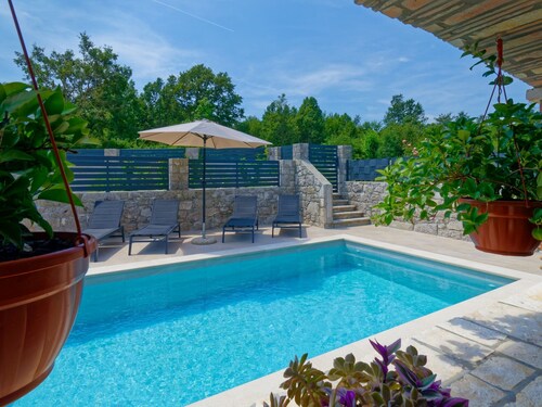 Vacation home Pahari - 6 persons, 3 bedrooms, pool, barbecue, terrace, 