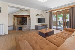 TV - Vacation home Pahari - 6 persons, 3 bedrooms, pool, barbecue, terrace,  (Roc)