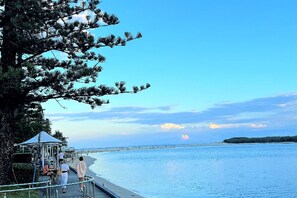 Beach nearby - Pet friendly family home w pool (Caloundra West)