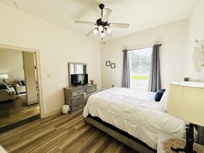 2 bedrooms, desk, iron/ironing board, travel cot - Chateau 12, spacious townhouse in Tickfaw, LA (Tickfaw)