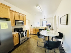 Fridge, microwave, oven, stovetop - Chateau 12, spacious townhouse in Tickfaw, LA (Tickfaw)