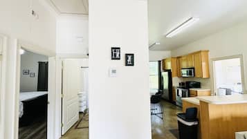 2 間睡房、書桌、熨斗/熨衫板、可攜式嬰兒床