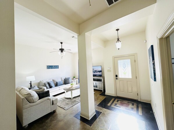 Smart TV - Chateau 12, spacious townhouse in Tickfaw, LA (Tickfaw)