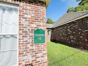Exterior detail - Chateau 12, spacious townhouse in Tickfaw, LA (Tickfaw)