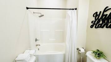 Ensemble baignoire-douche, séchoir à cheveux, serviettes fournies