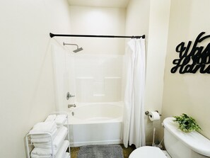 Combined shower/tub, hair dryer, towels