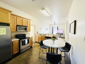 Fridge, microwave, oven, stovetop - Chateau 12, spacious townhouse in Tickfaw, LA (Tickfaw)