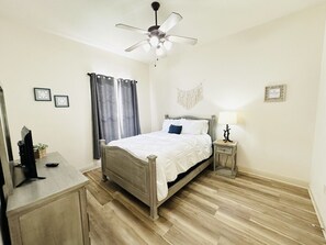 2 bedrooms, desk, iron/ironing board, travel cot - Chateau 12, spacious townhouse in Tickfaw, LA (Tickfaw)