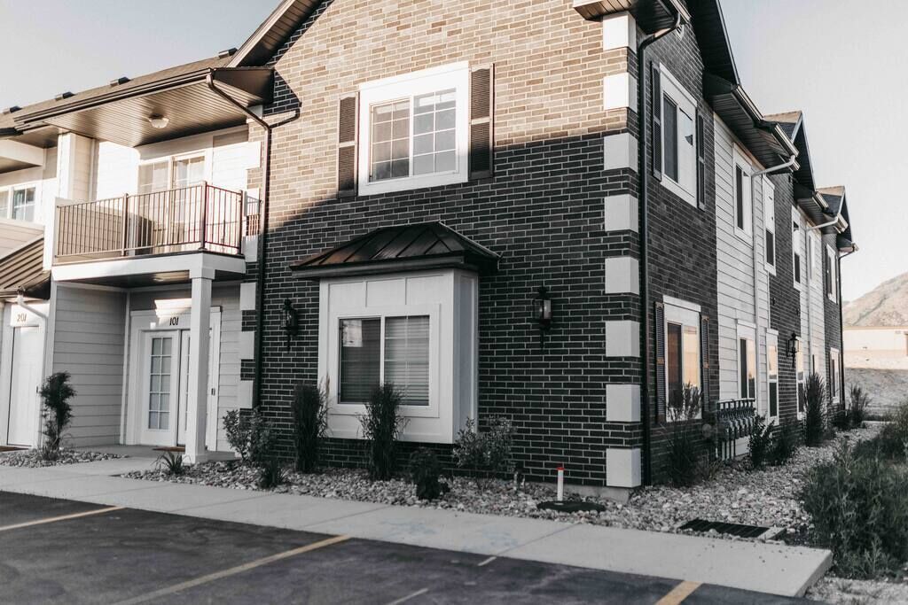 Beautiful New 3 BR 2BA Townhome, No stairs!