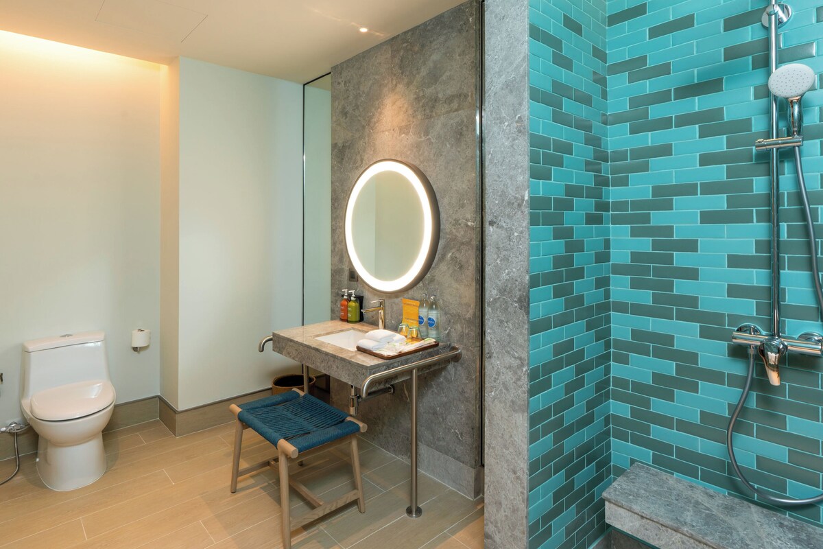 Un bagno moderno con toilette, lavabo e doccia.