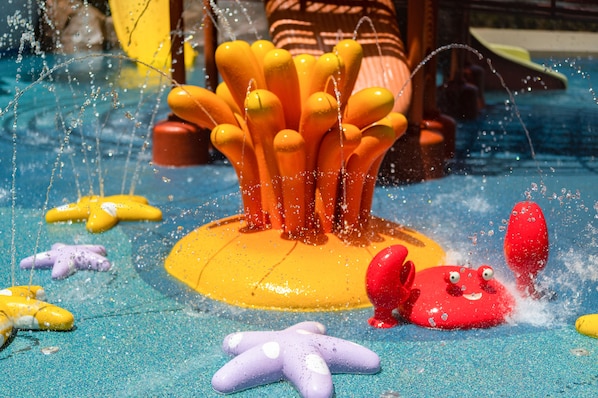 2 piscines extérieures, accÚs possible de 7 h à 19 h, chaises longues