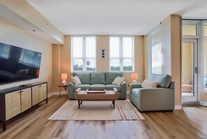 Smart TV, foosball, table tennis - Studio with rooftop pool in Boynton Beach (Boynton Beach)