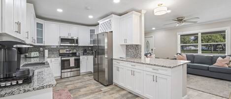 Refrigerador, microondas, horno y parrilla de estufa