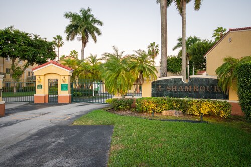 Beautiful 2/2.5 Condo w/Free Parking Fast WIFI