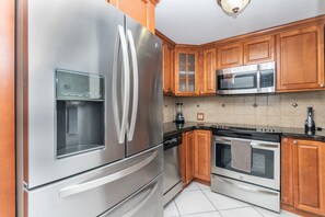 Refrigerador, microondas, horno y parrilla de estufa