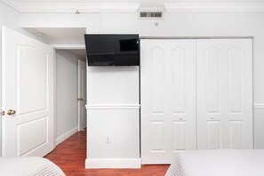3 bedrooms, in-room safe, iron/ironing board, free WiFi