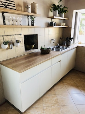 Fridge, oven, stovetop, cookware/dishes/utensils