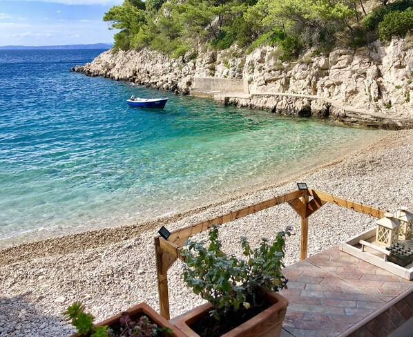 Beach nearby, sun loungers, beach towels