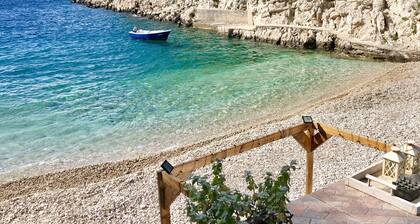 Tatinja beach house - 15 min from Hvar town