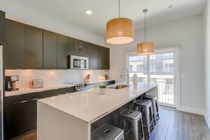 Fridge, microwave, oven, stovetop - Music City Hangout | Rooftop Views + Game Room (Nashville)