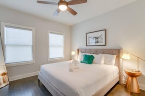 3 bedrooms, desk, iron/ironing board, travel cot - Music City Hangout | Rooftop Views + Game Room (Nashville)