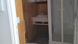 Ein Badezimmer mit Toilette, Waschbecken und Dusche.