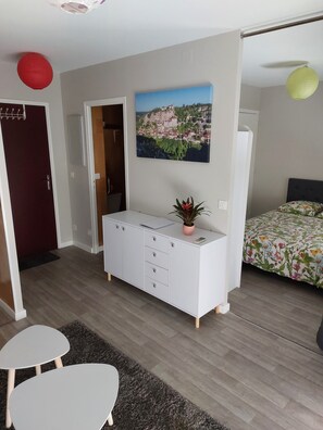 1 間睡房、熨斗/熨衫板、可攜式嬰兒床、床單