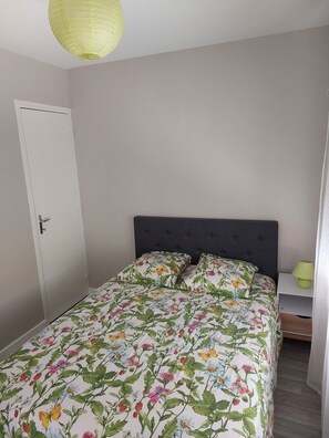 1 habitación, tabla de planchar con plancha y cuna de viaje 