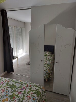 1 habitación, tabla de planchar con plancha y cuna de viaje 