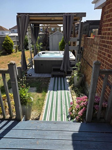 1 Bedroom couples get away with a hot tub and two-car parking.