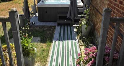1 Bedroom couples get away with a hot tub and two-car parking.
