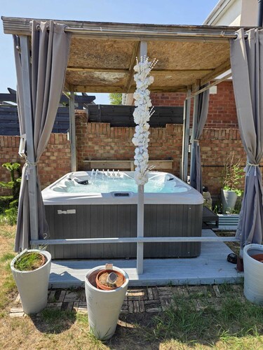 1 Bedroom couples get away with a hot tub and two-car parking.