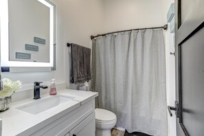 シャワー付き浴槽、ヘアドライヤー、タオル、石鹸