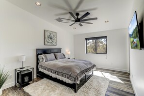 2 室のベッドルーム、デスク、旅行用ベビーベッド、WiFi (無料)