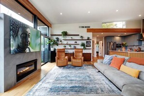 スマートテレビ、暖炉、ステレオ、プリンター