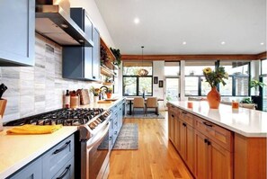 冷蔵庫、電子レンジ、オーブン、コンロ