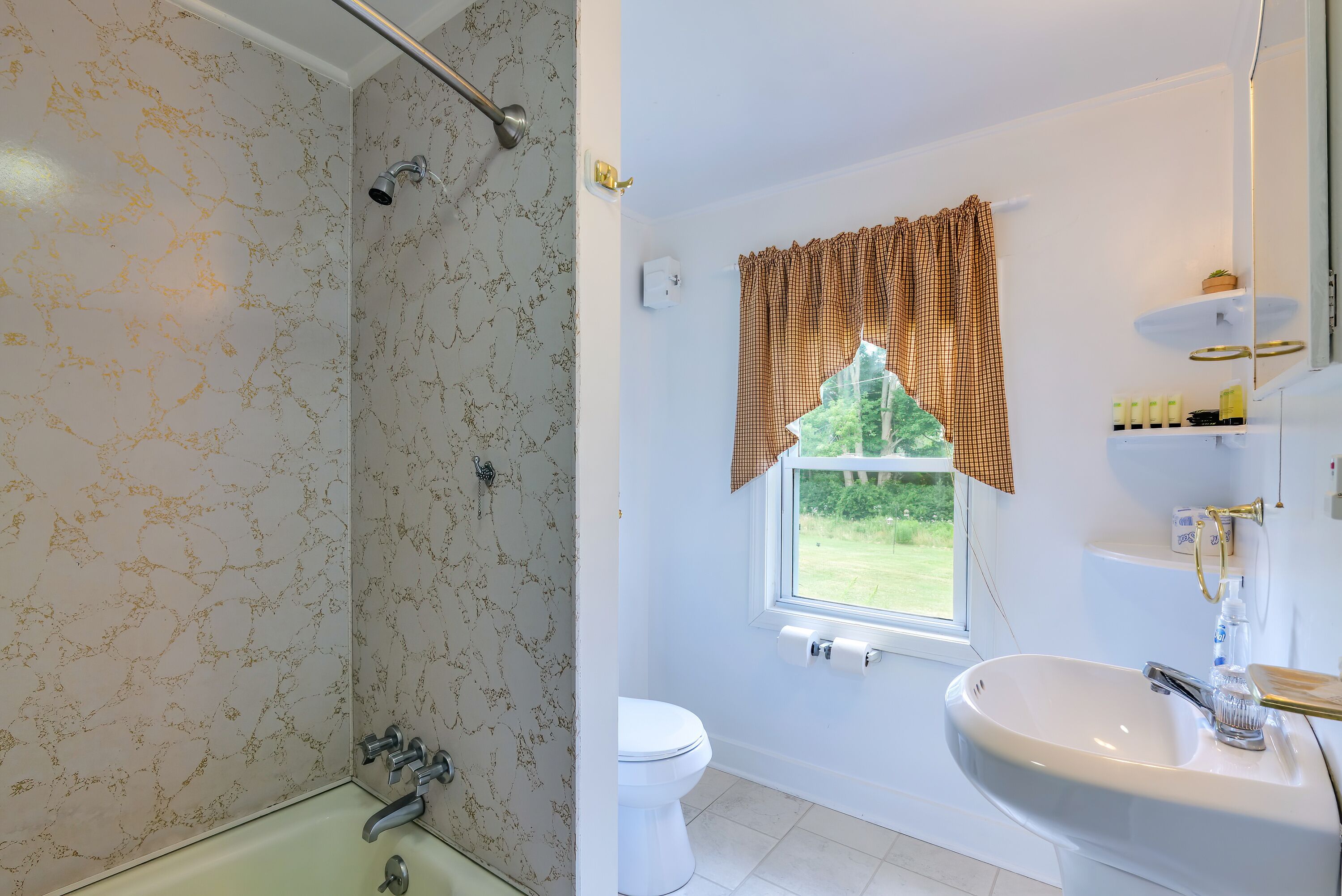 Un baño con bañera, inodoro y lavamanos.