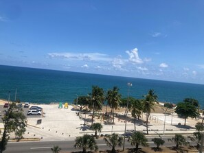 Un estacionamiento con vista al océano y palmeras.