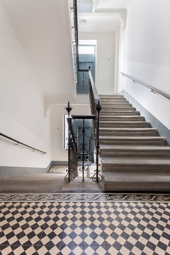Newly renovated Bright apartment within walking distance to center and Metro U3