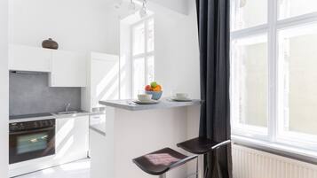Kühlschrank, Ofen, Wasserkocher mit Kaffee-/Teezubehör, Wasserkocher