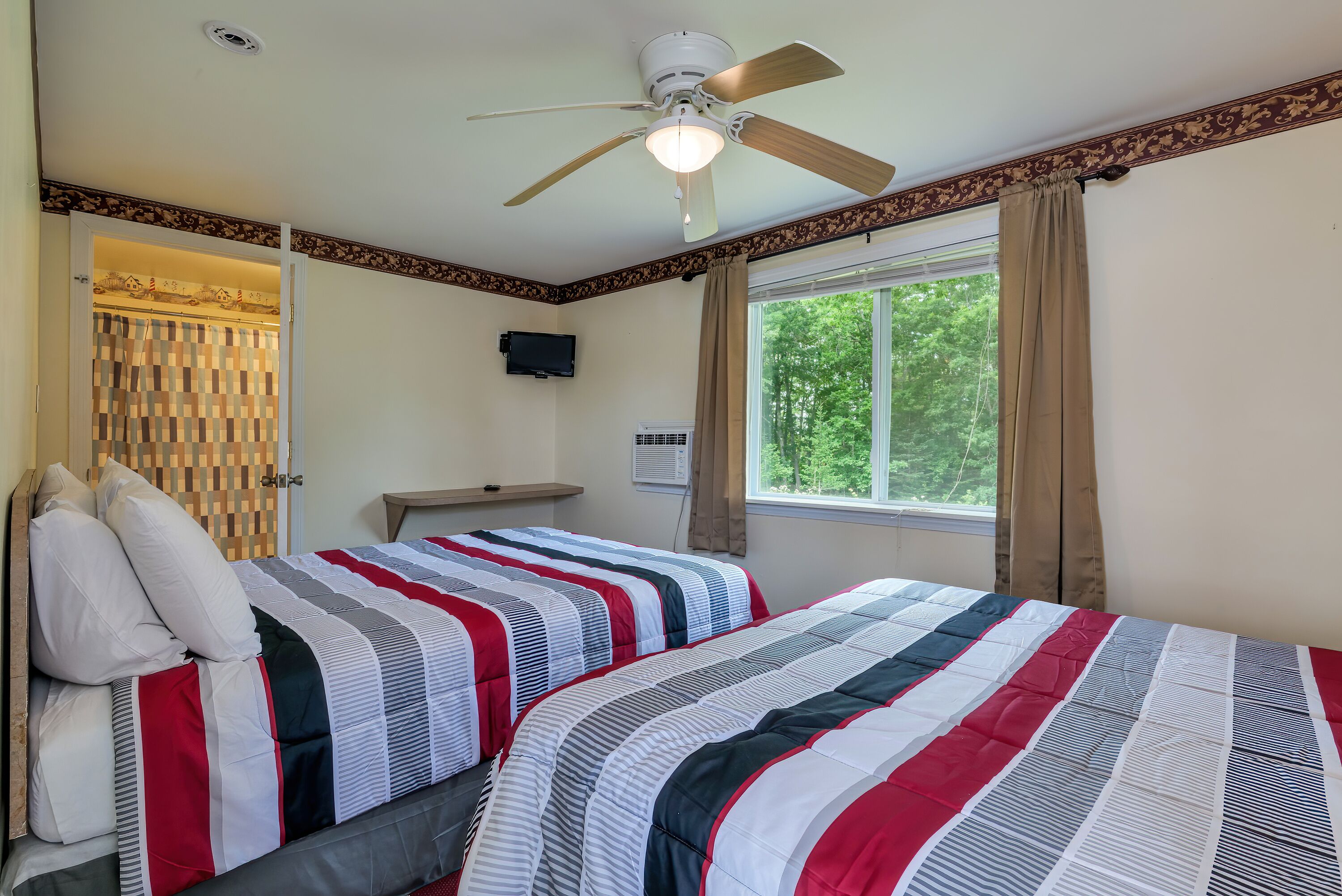 2 室のベッドルーム、デスク、WiFi (無料)、ベッドシーツ