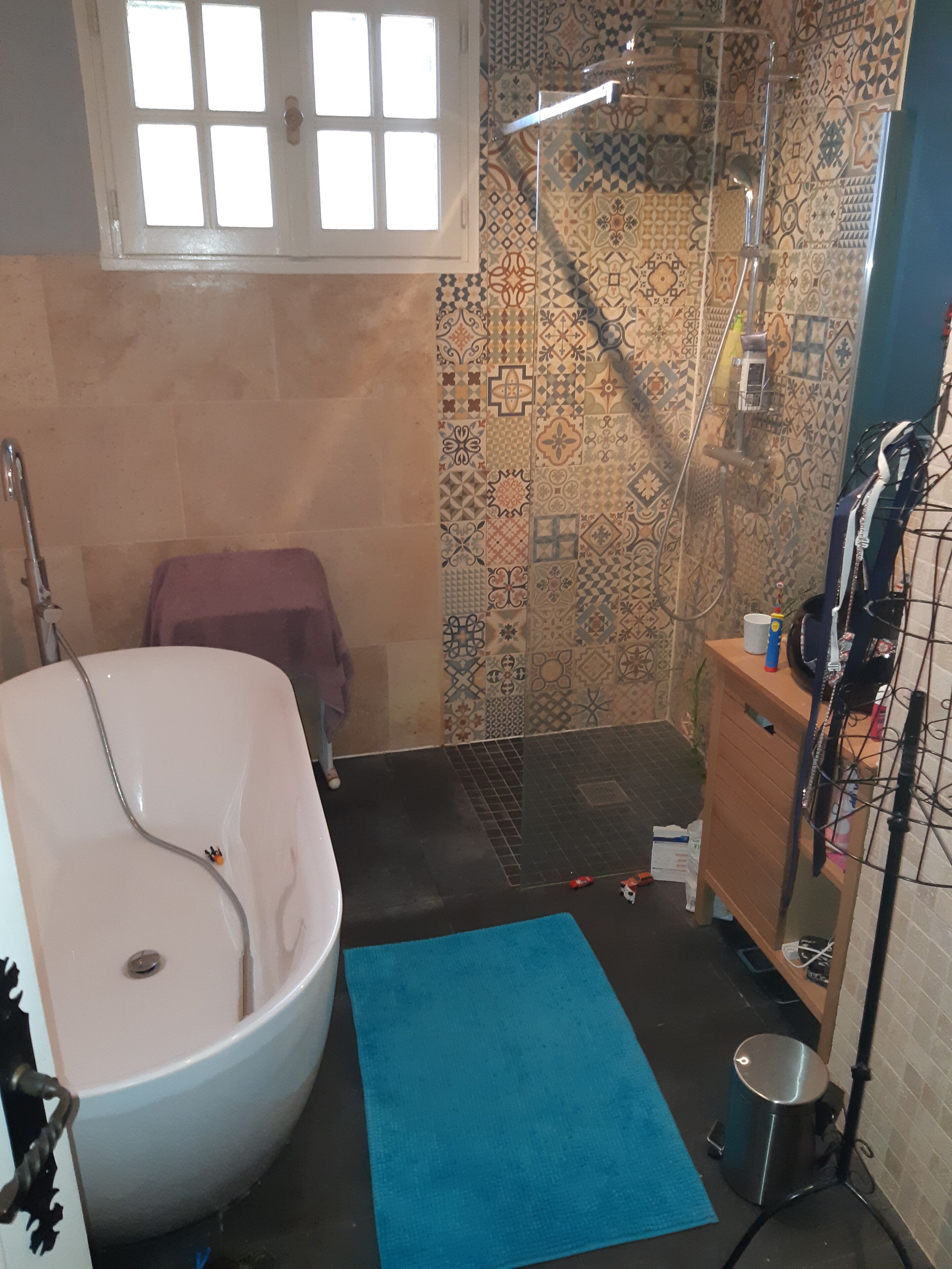 Combined shower/tub