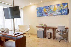 Doppia Superior, 1 camera da letto, vista baia | Area soggiorno | TV 32 pollici con canali via cavo