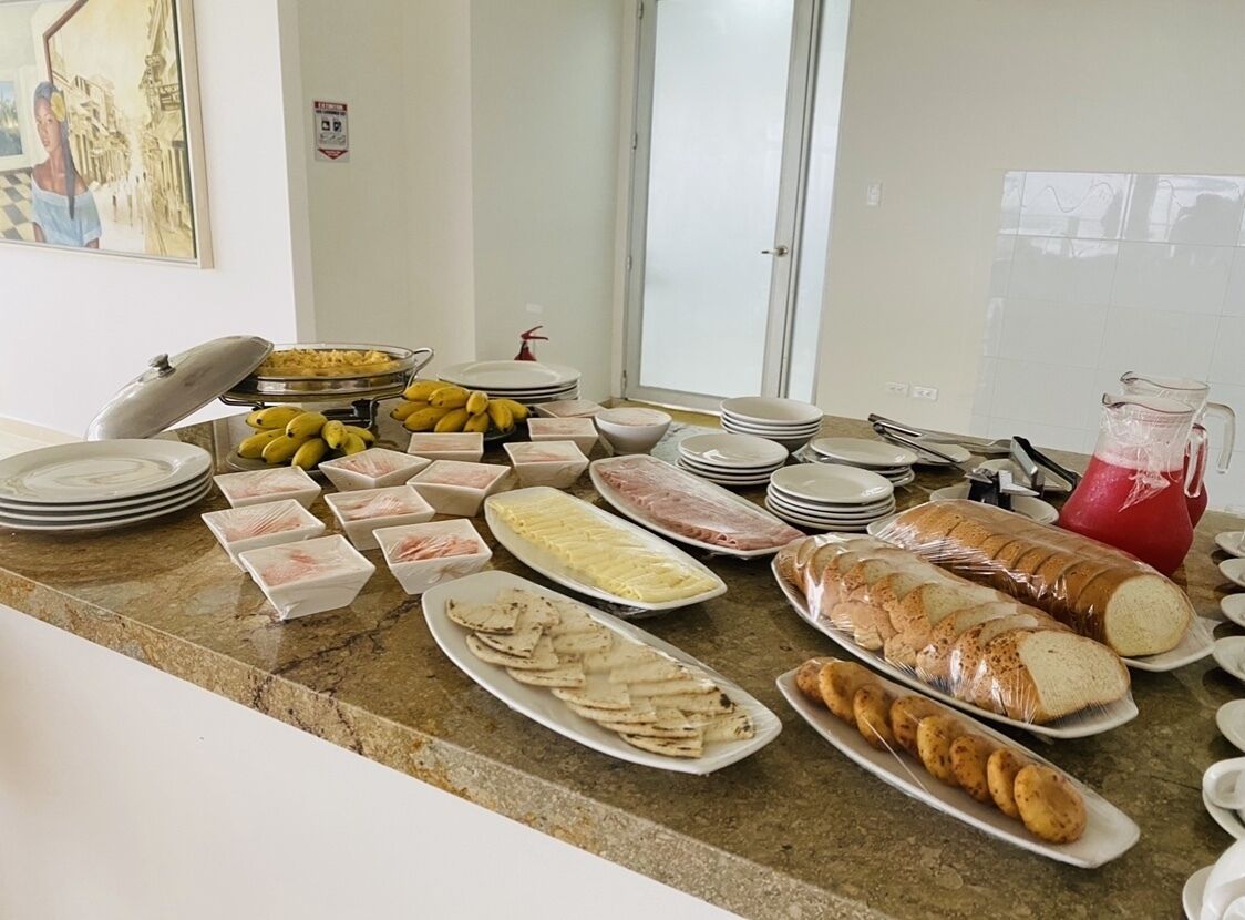 Un buffet proposant une variété de plats et de mets.